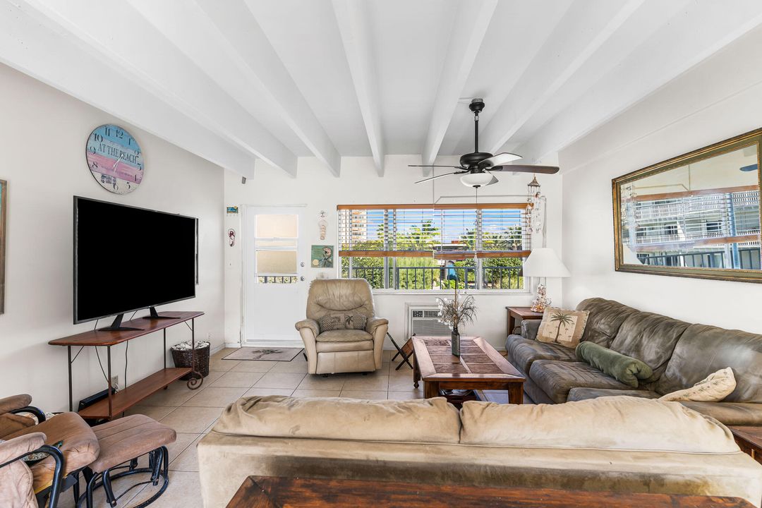 For Rent: $2,005 (1 beds, 1 baths, 775 Square Feet)