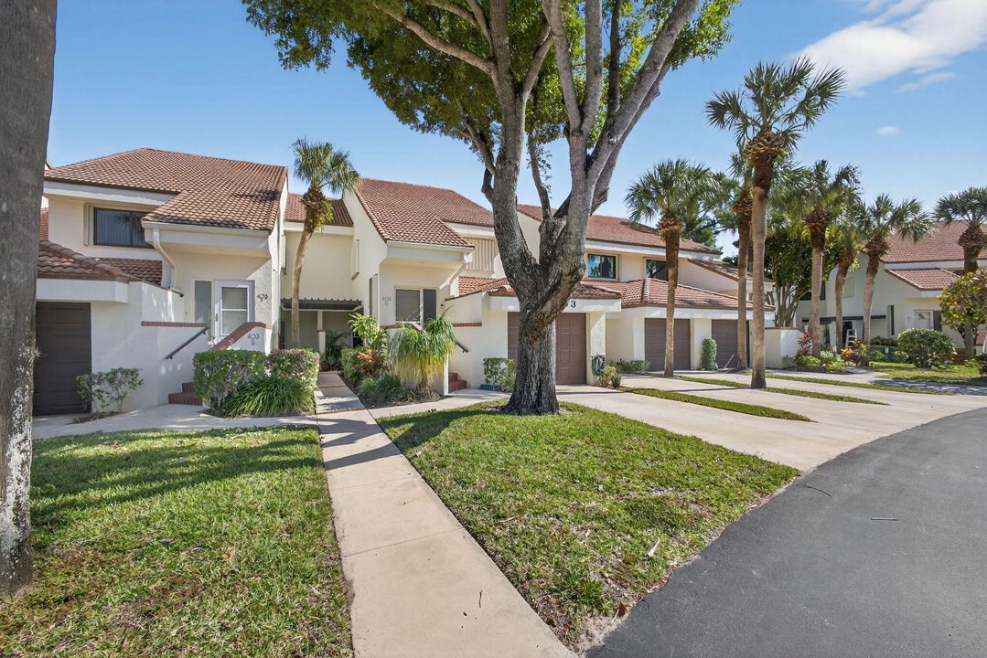 For Sale: $559,000 (2 beds, 2 baths, 1390 Square Feet)