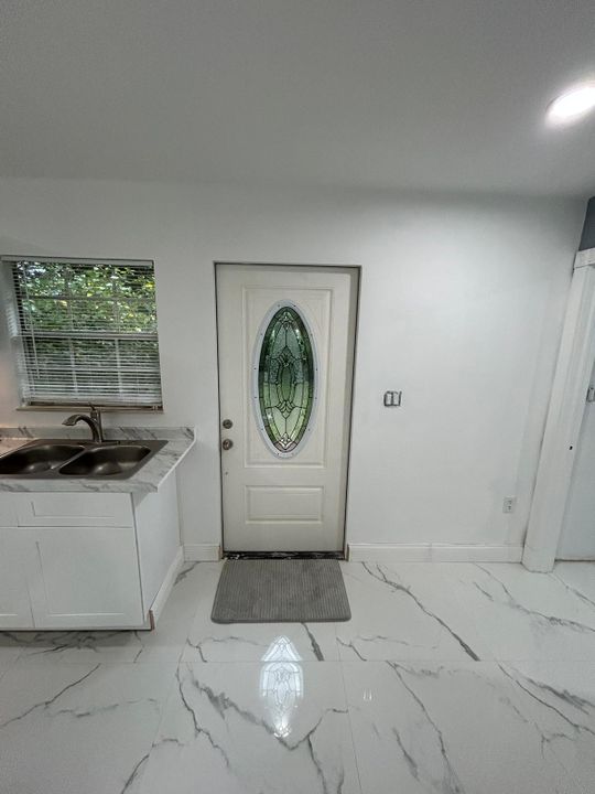 For Rent: $1,850 (2 beds, 1 baths, 800 Square Feet)