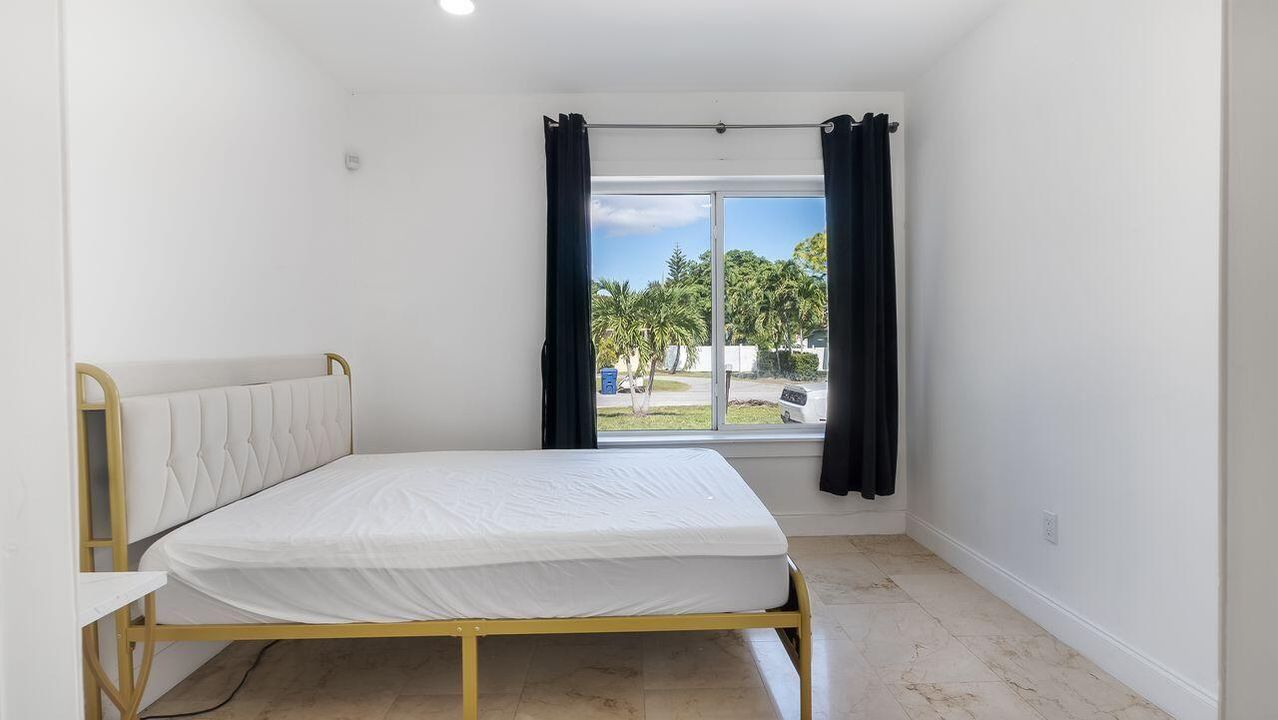 For Sale: $650,000 (5 beds, 3 baths, 1641 Square Feet)