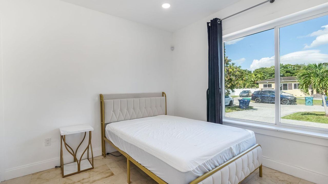 For Sale: $650,000 (5 beds, 3 baths, 1641 Square Feet)