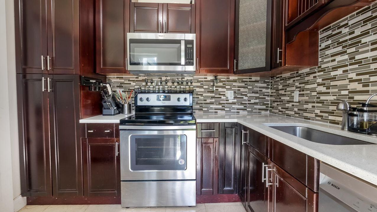 For Sale: $650,000 (5 beds, 3 baths, 1641 Square Feet)