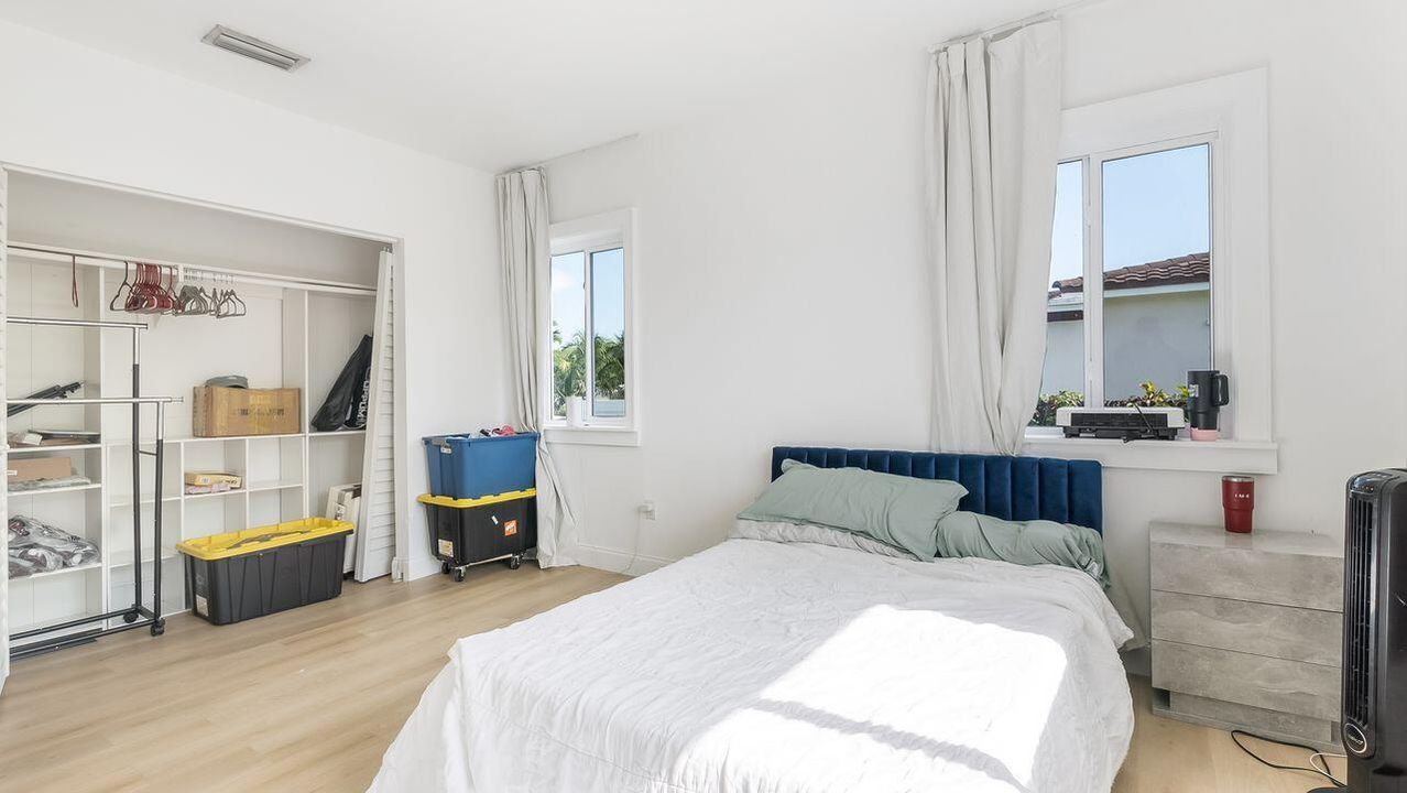 For Sale: $650,000 (5 beds, 3 baths, 1641 Square Feet)