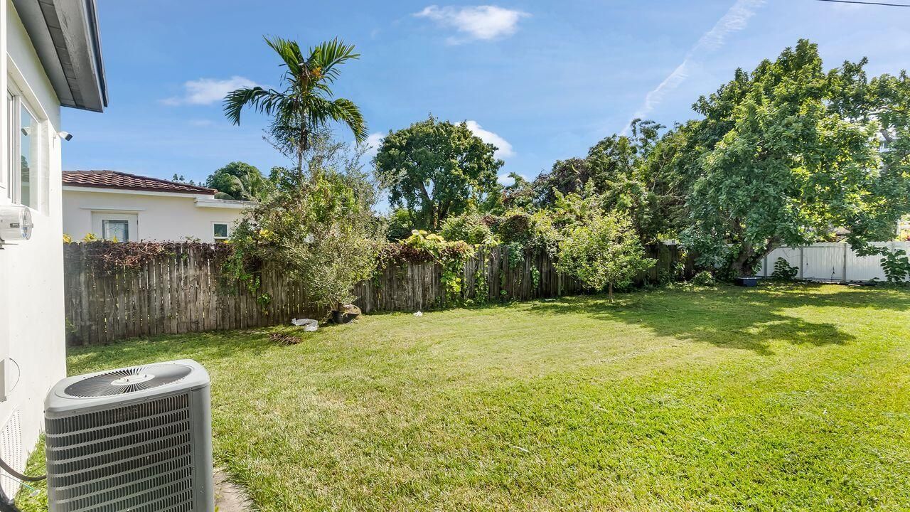 For Sale: $650,000 (5 beds, 3 baths, 1641 Square Feet)