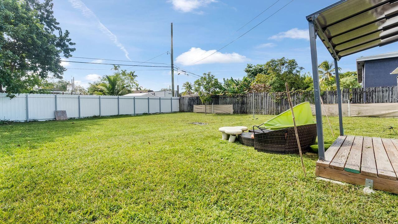 For Sale: $650,000 (5 beds, 3 baths, 1641 Square Feet)