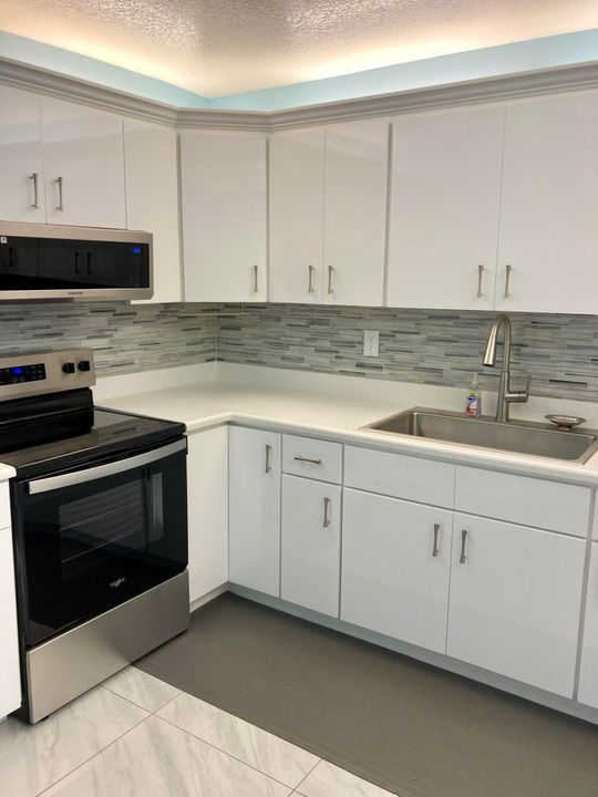 For Rent: $2,000 (2 beds, 2 baths, 875 Square Feet)