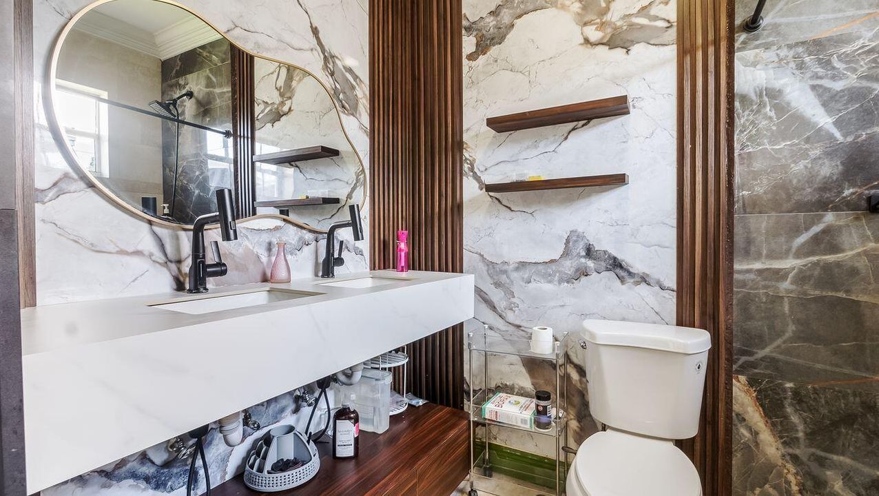 For Sale: $650,000 (5 beds, 3 baths, 1641 Square Feet)