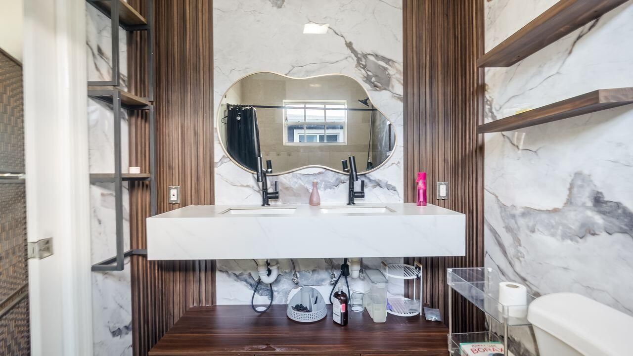 For Sale: $650,000 (5 beds, 3 baths, 1641 Square Feet)