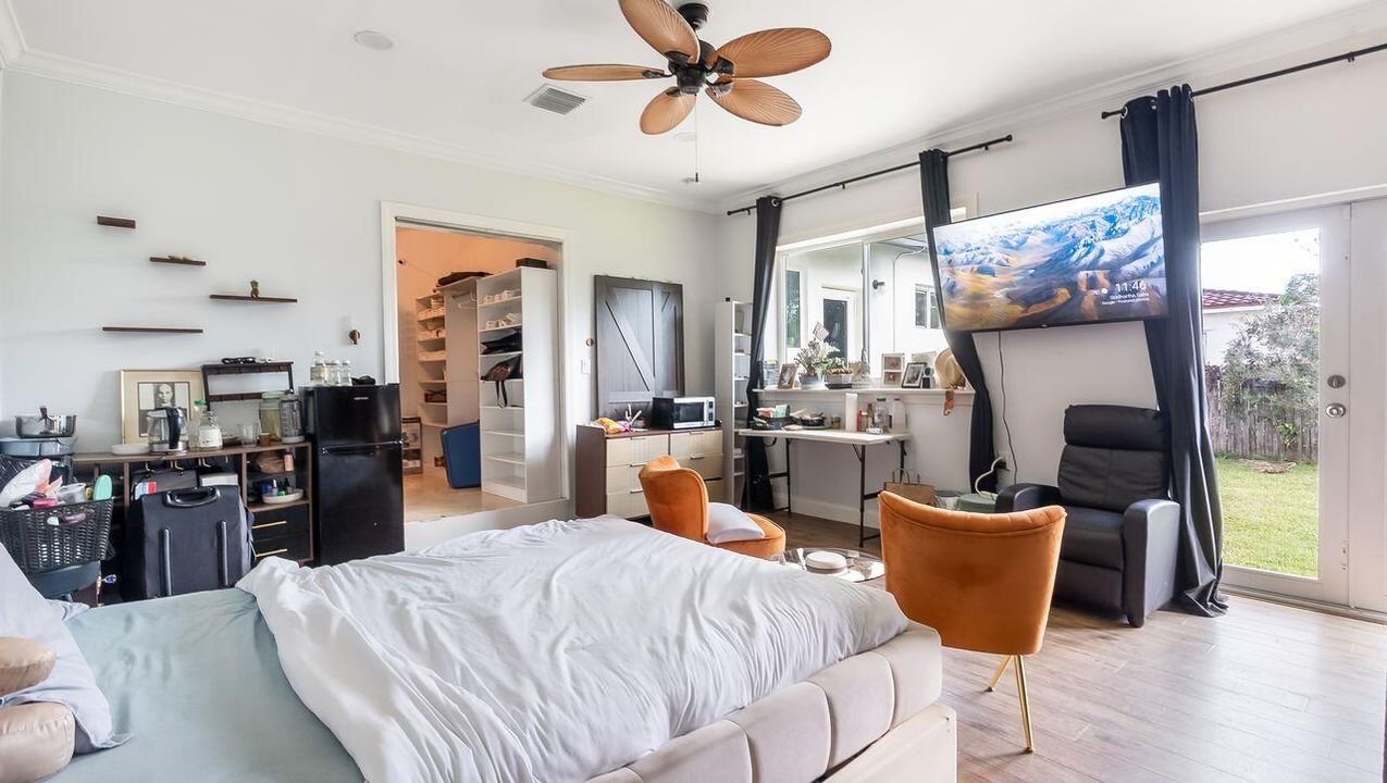 For Sale: $650,000 (5 beds, 3 baths, 1641 Square Feet)