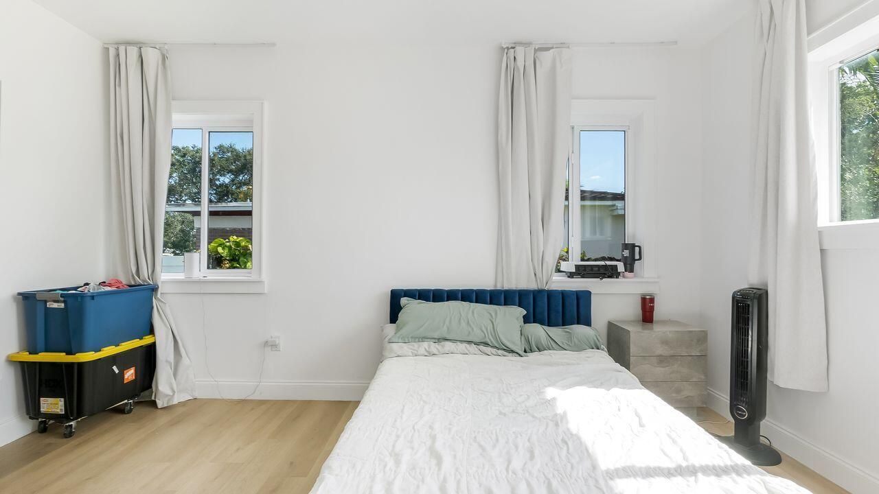 For Sale: $650,000 (5 beds, 3 baths, 1641 Square Feet)