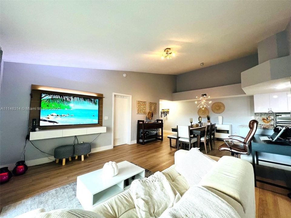 For Sale: $359,000 (3 beds, 2 baths, 1273 Square Feet)