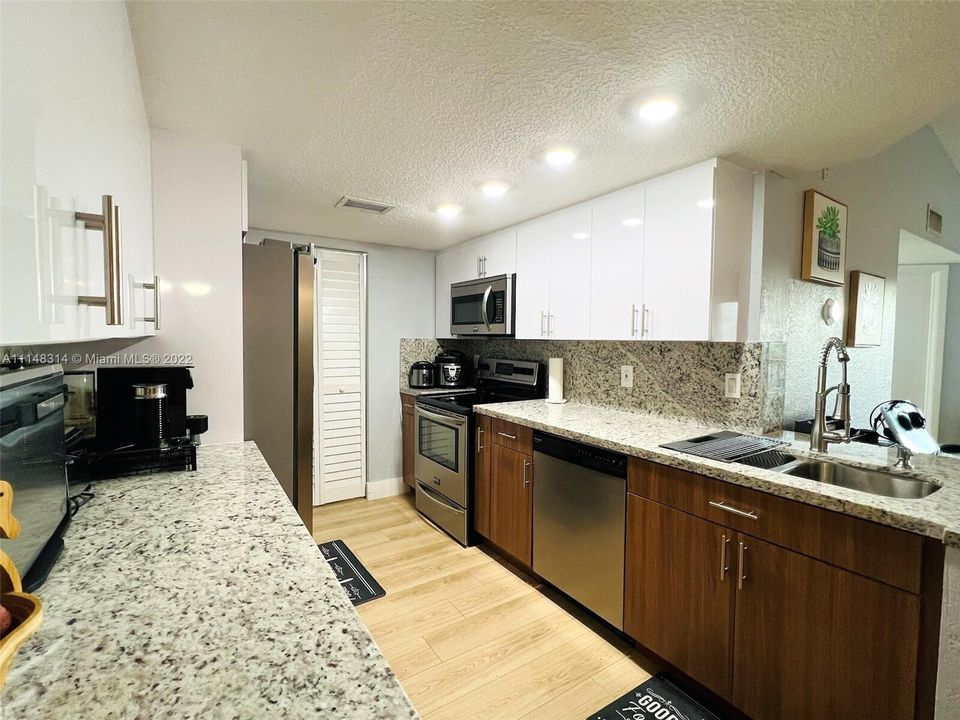 For Sale: $359,000 (3 beds, 2 baths, 1273 Square Feet)