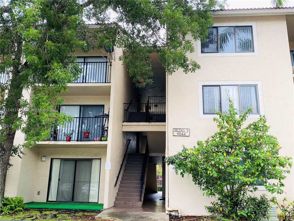 For Sale: $359,000 (3 beds, 2 baths, 1273 Square Feet)