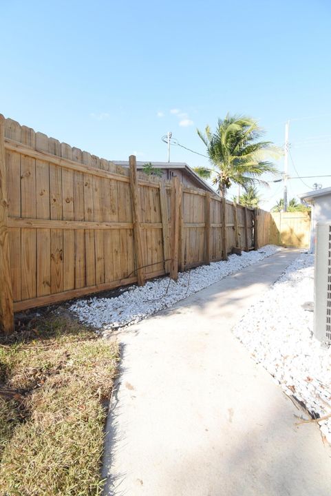 For Rent: $3,300 (4 beds, 2 baths, 1607 Square Feet)