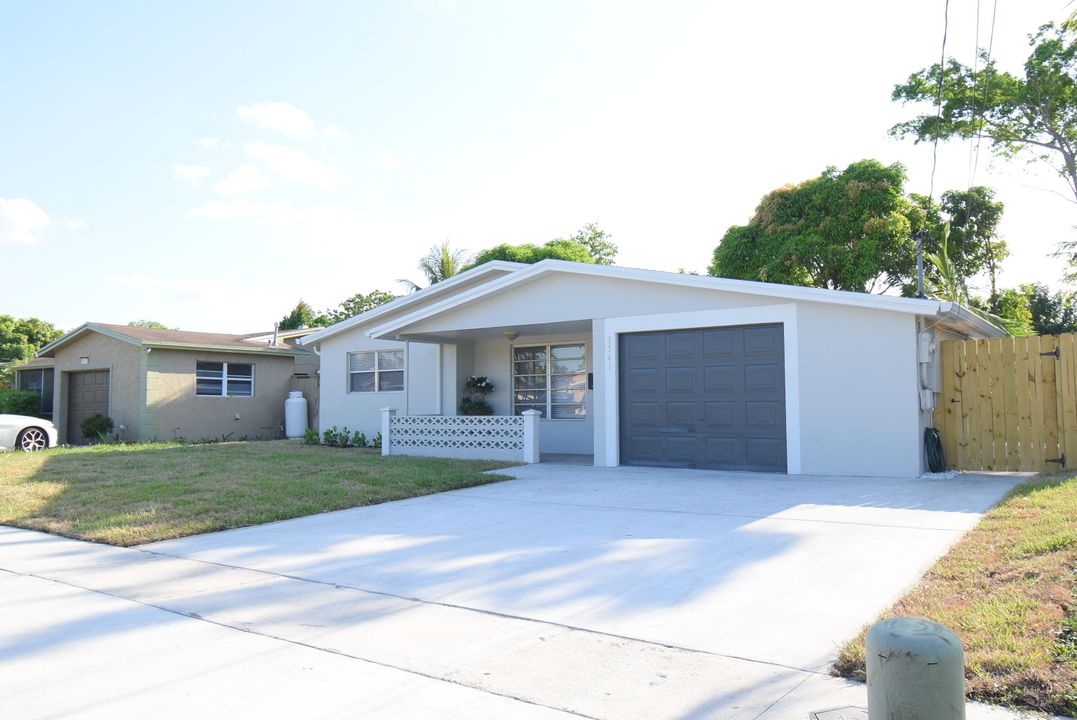 For Rent: $3,300 (4 beds, 2 baths, 1607 Square Feet)