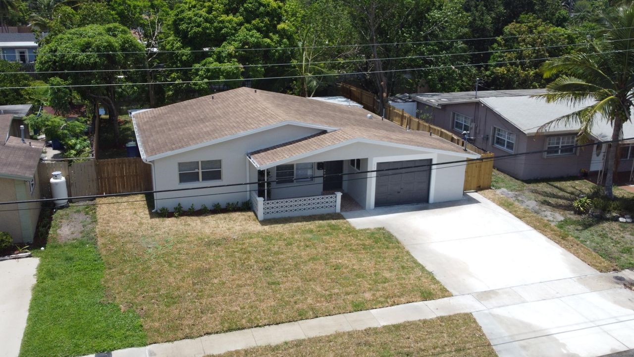 For Rent: $3,300 (4 beds, 2 baths, 1607 Square Feet)