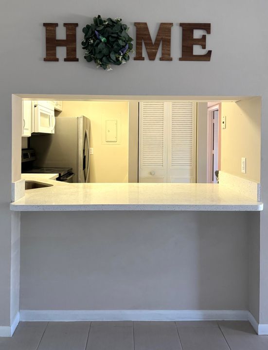 Active With Contract: $2,100 (2 beds, 2 baths, 1005 Square Feet)