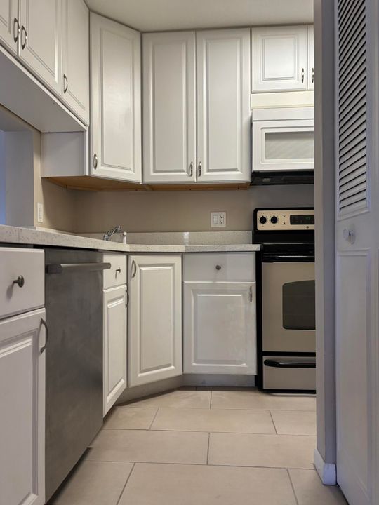 Active With Contract: $2,100 (2 beds, 2 baths, 1005 Square Feet)