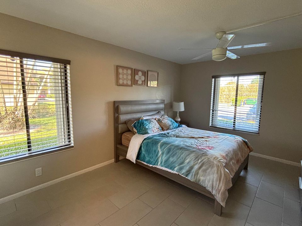 Active With Contract: $2,100 (2 beds, 2 baths, 1005 Square Feet)
