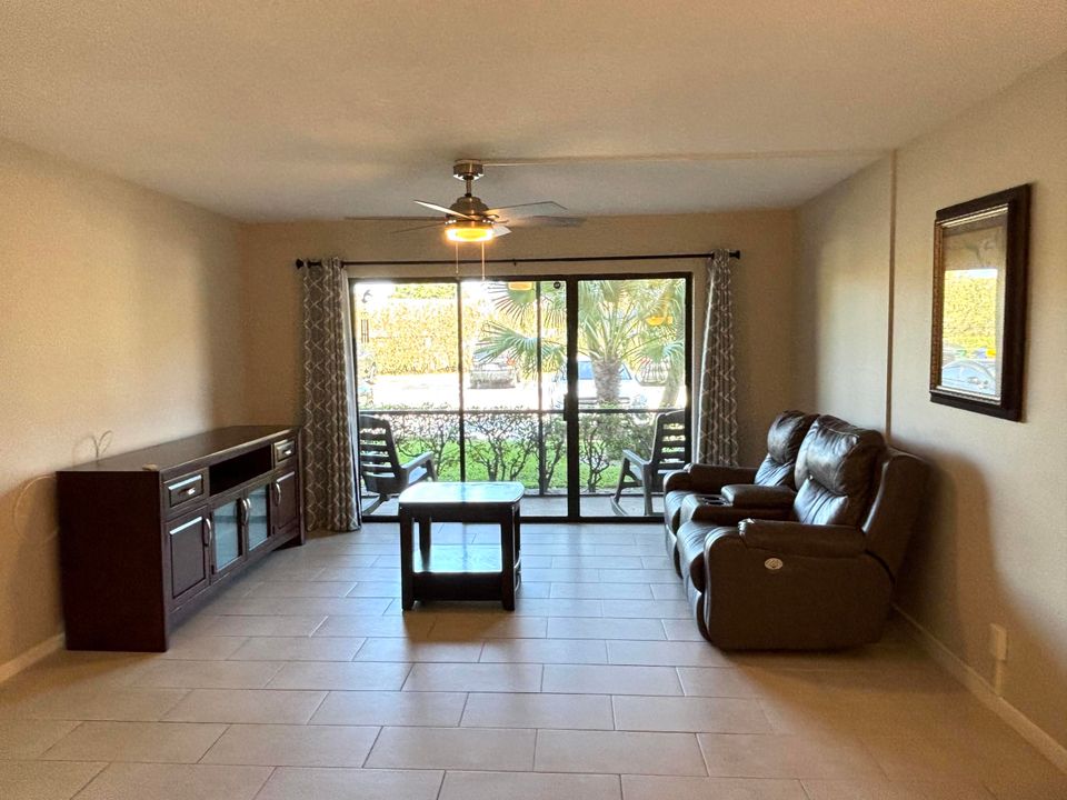 Active With Contract: $2,100 (2 beds, 2 baths, 1005 Square Feet)