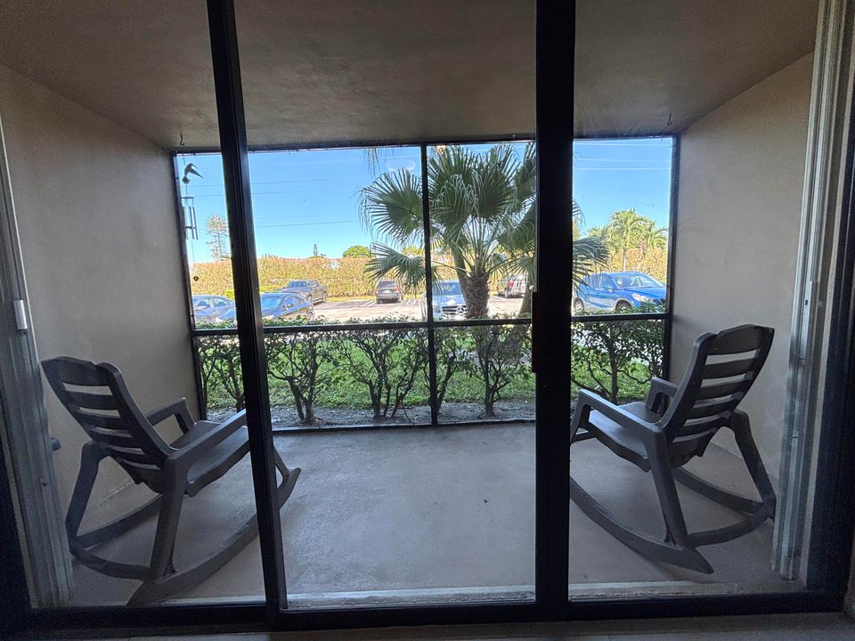 Active With Contract: $2,100 (2 beds, 2 baths, 1005 Square Feet)