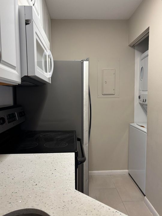 Active With Contract: $2,100 (2 beds, 2 baths, 1005 Square Feet)