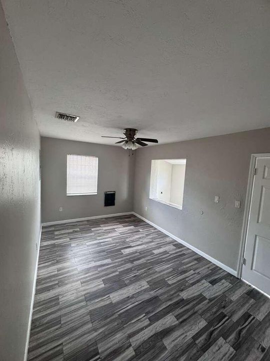 For Rent: $2,300 (3 beds, 1 baths, 1106 Square Feet)