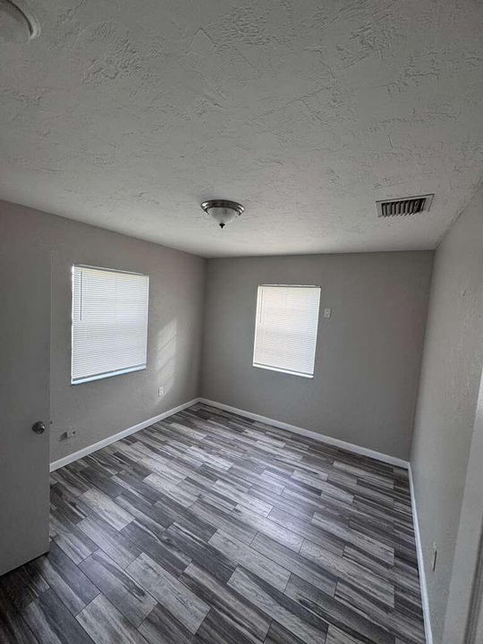 For Rent: $2,300 (3 beds, 1 baths, 1106 Square Feet)