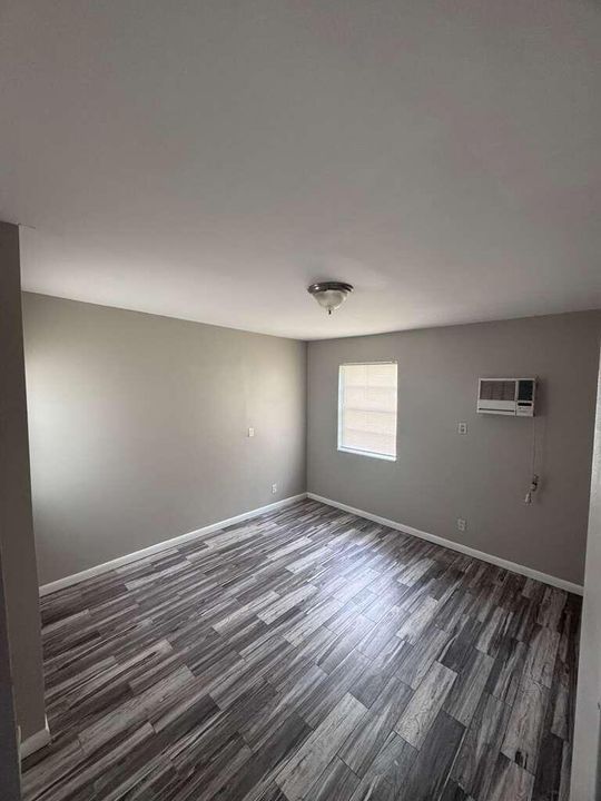 For Rent: $2,300 (3 beds, 1 baths, 1106 Square Feet)