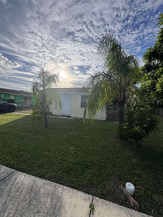 For Rent: $2,300 (3 beds, 1 baths, 1106 Square Feet)