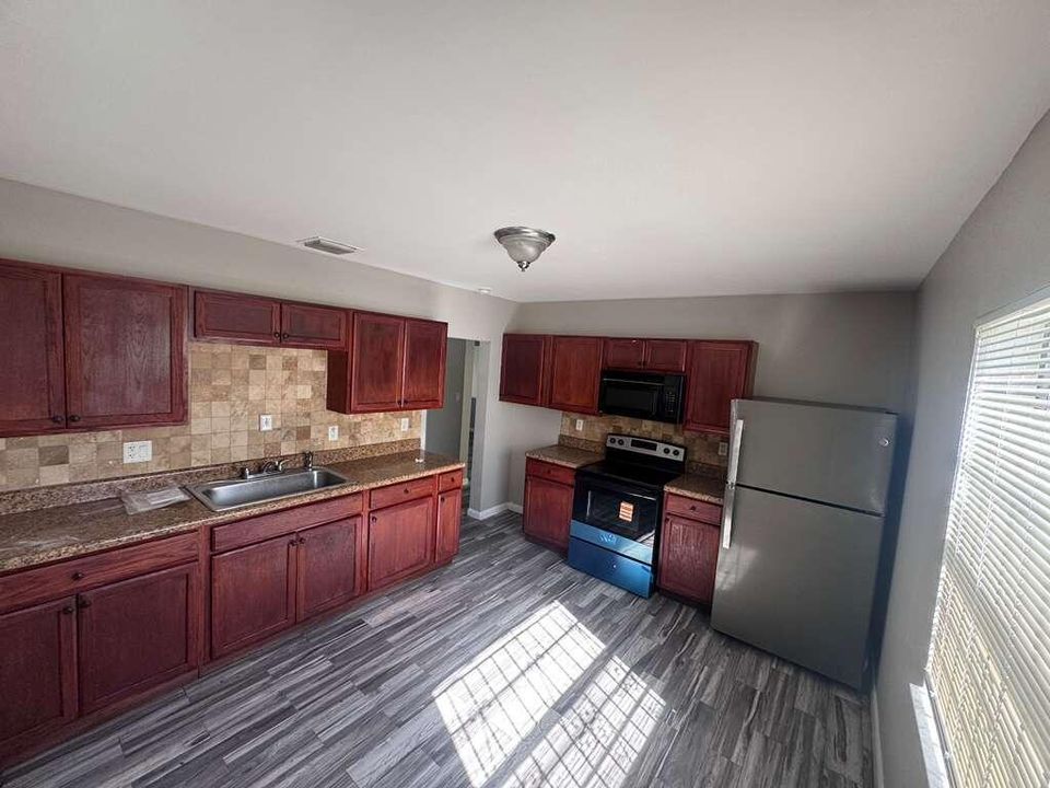 For Rent: $2,300 (3 beds, 1 baths, 1106 Square Feet)