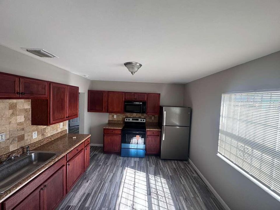 For Rent: $2,300 (3 beds, 1 baths, 1106 Square Feet)