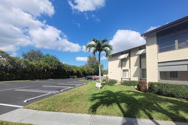 Active With Contract: $1,600 (2 beds, 1 baths, 920 Square Feet)