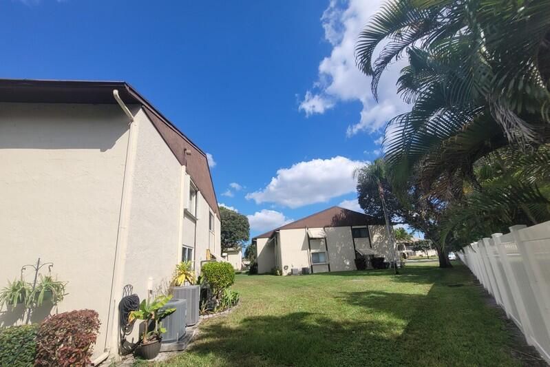 Active With Contract: $1,600 (2 beds, 1 baths, 920 Square Feet)