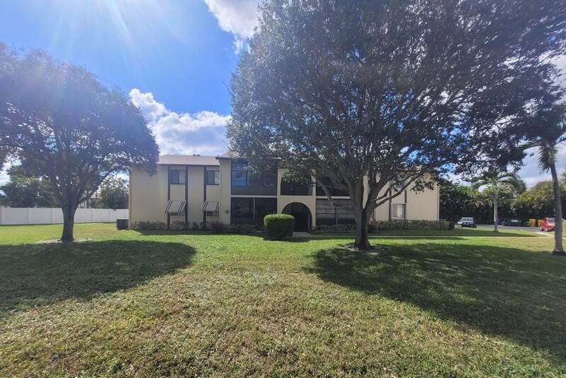 Active With Contract: $1,600 (2 beds, 1 baths, 920 Square Feet)