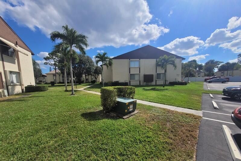 Active With Contract: $1,600 (2 beds, 1 baths, 920 Square Feet)