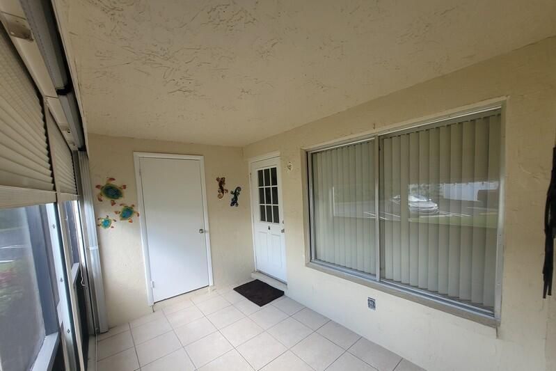 Active With Contract: $1,600 (2 beds, 1 baths, 920 Square Feet)