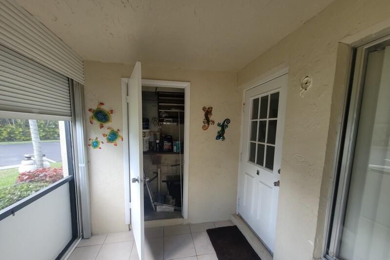 Active With Contract: $1,600 (2 beds, 1 baths, 920 Square Feet)