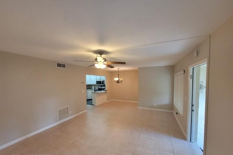 Active With Contract: $1,600 (2 beds, 1 baths, 920 Square Feet)