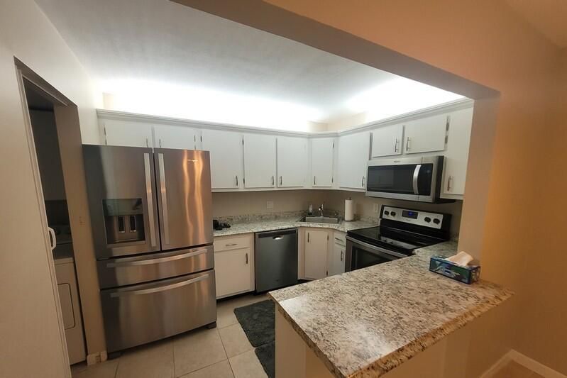 Active With Contract: $1,600 (2 beds, 1 baths, 920 Square Feet)