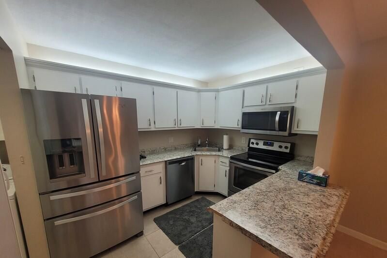 Active With Contract: $1,600 (2 beds, 1 baths, 920 Square Feet)