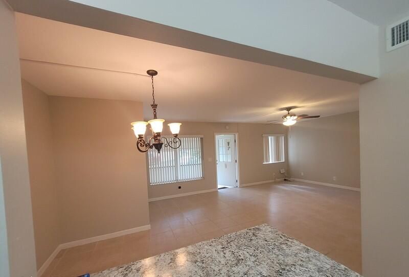 Active With Contract: $1,600 (2 beds, 1 baths, 920 Square Feet)