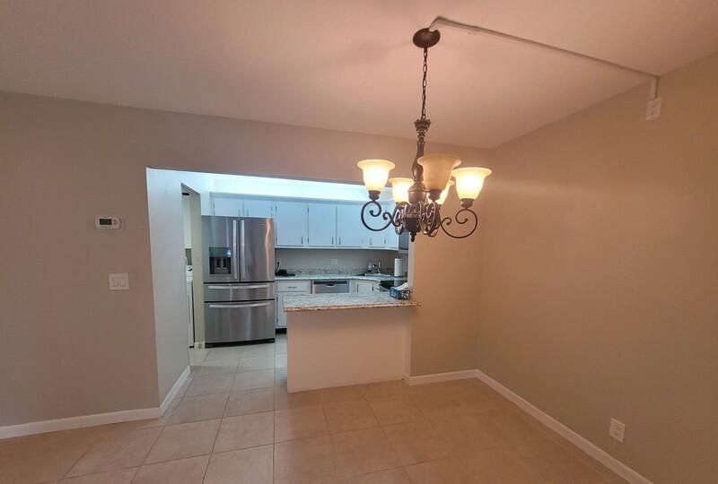 Active With Contract: $1,600 (2 beds, 1 baths, 920 Square Feet)