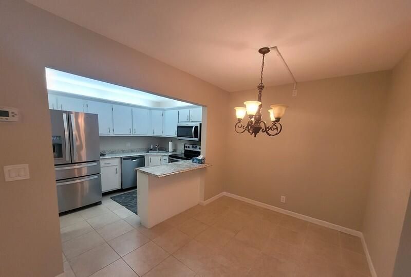 Active With Contract: $1,600 (2 beds, 1 baths, 920 Square Feet)