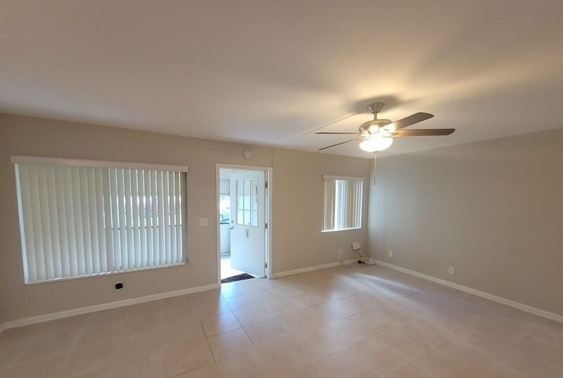 Active With Contract: $1,600 (2 beds, 1 baths, 920 Square Feet)