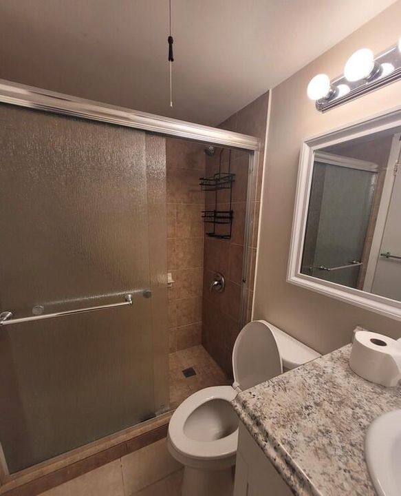 Active With Contract: $1,600 (2 beds, 1 baths, 920 Square Feet)