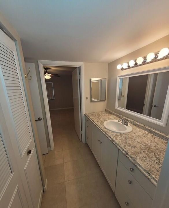 Active With Contract: $1,600 (2 beds, 1 baths, 920 Square Feet)