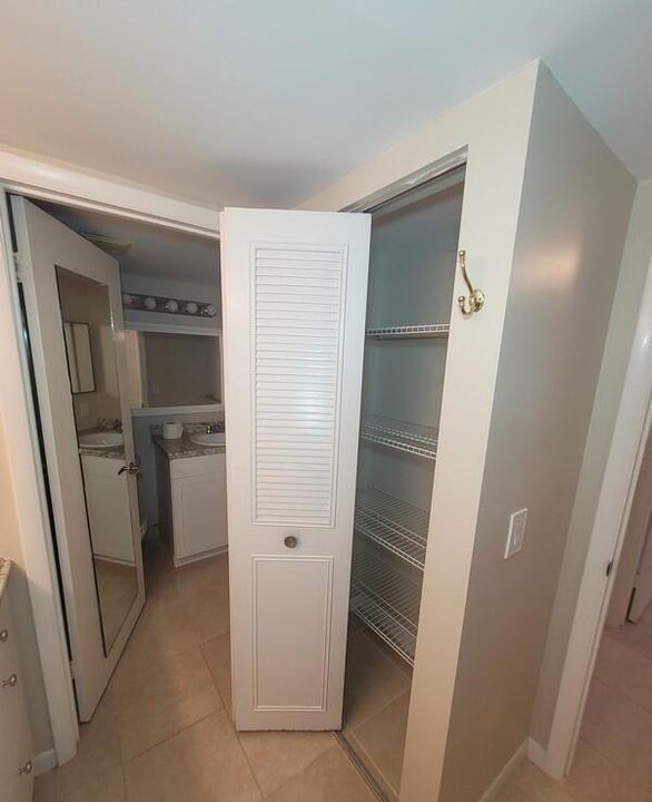 Active With Contract: $1,600 (2 beds, 1 baths, 920 Square Feet)