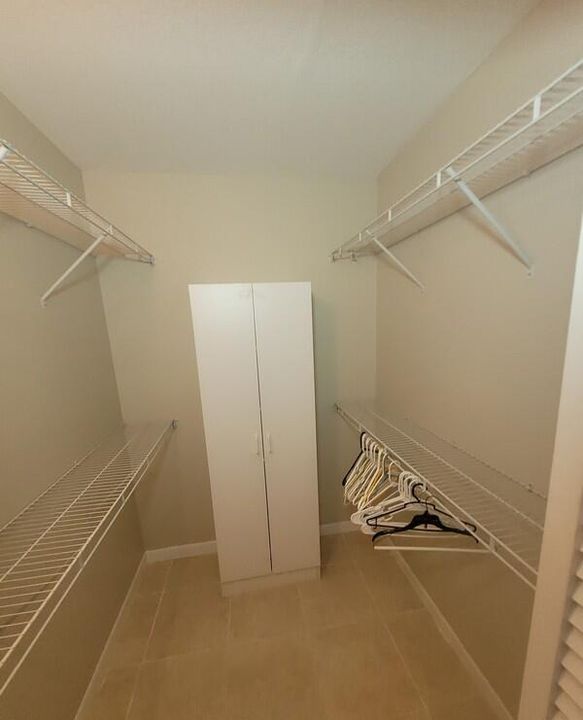 Active With Contract: $1,600 (2 beds, 1 baths, 920 Square Feet)