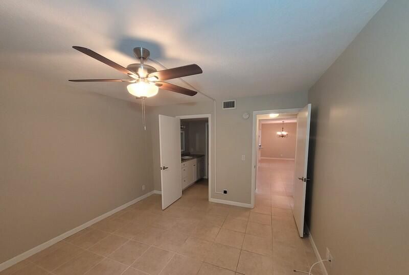 Active With Contract: $1,600 (2 beds, 1 baths, 920 Square Feet)